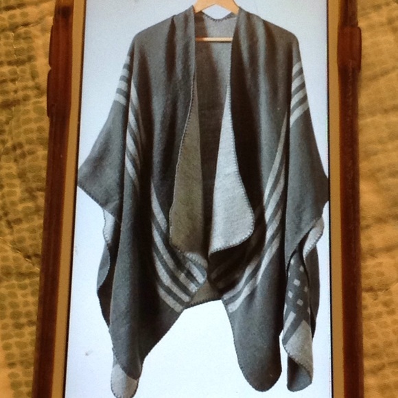 NWT BB Dakota Poncho - Picture 1 of 4